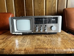 RCA Vintage AM/FM/TV Model AJR054W 1983 AC/DC 5" S/W TV CABINET - getestet - Bild 1 von 12