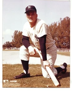 Roger Maris ~ Kneeling ~ New York Yankees 8" x 10" Licensed Photo  - Picture 1 of 3