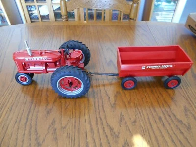Tractor y vagón McCormick-Farmall M miniatura producto 1946/7 vintage personalizado Foto 1 de 4