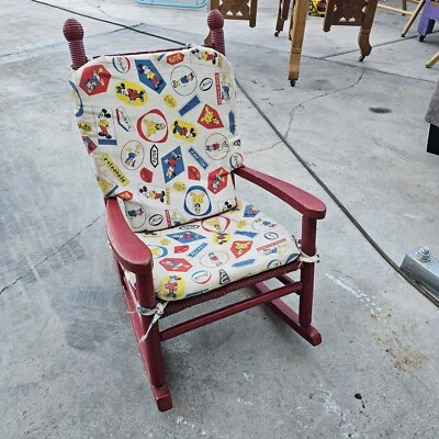 Hermosa mecedora infantil vintage de madera curvada de Disney buen estado  Foto 1 de 4