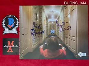 Lisa & Louise Burns doppia foto firmata 8x10 The Shining Grady Twins Beckett - Foto 1 di 1