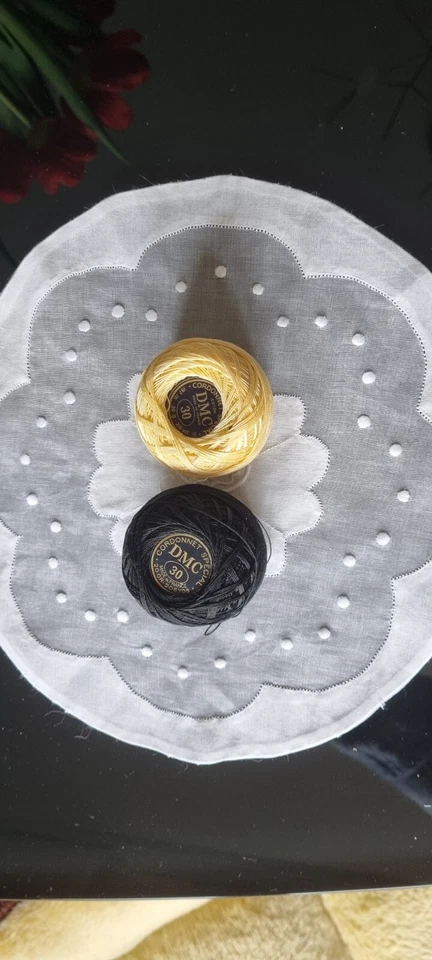 2 pelotes   coton cordonnet spécial DMC n°30, 1 noire, 1 jaune 745 - Photo 1/1