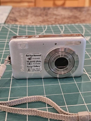 HP Photosmart R742 7.2MP Digital Camera- Tested & Working - Image 1 of 4