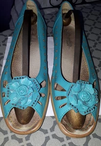 TURQUOISE FAUX LEATHER WEDGE SHOES SIZE 7 WITH STUDS ,FLOWER AND CUTAWAY DESIGN - Picture 1 of 5