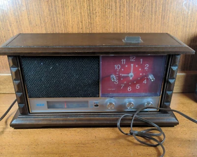 Vintage RCA AM FM Radio Alarm Clock Model  RZS 488D Oak Finish Parts/Repair - Image 1 of 4