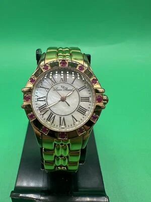 Relógio feminino Lucien Piccard moldura 12 rubis/face de madrepérola pulseira tom dourado - Imagem 1 de 4