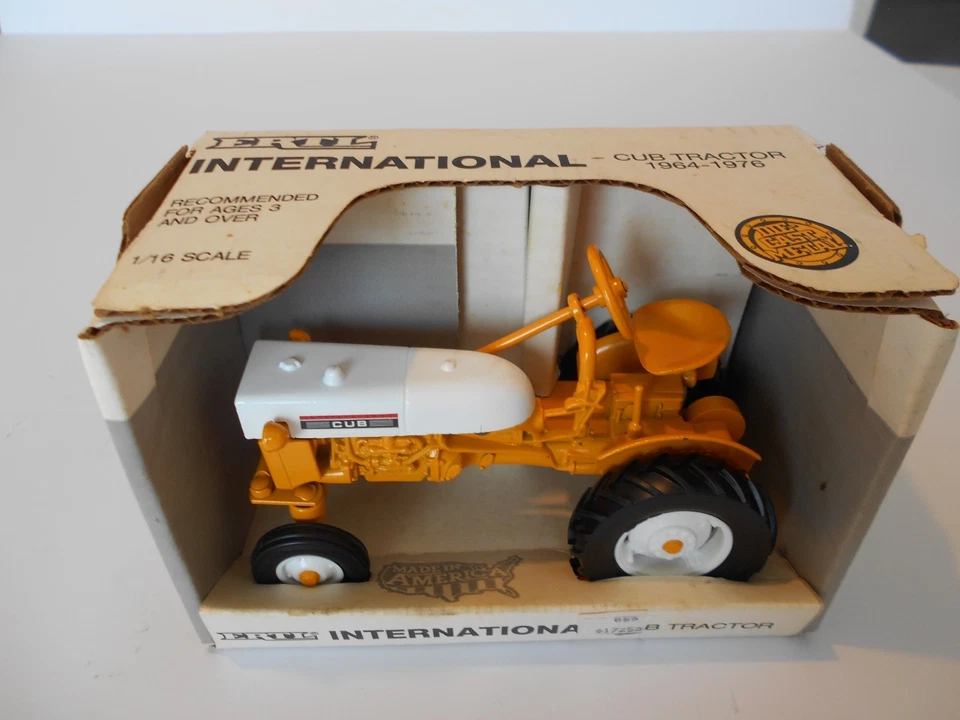Ertl International Cub Tractor 1964-1976 Diecast 1 16
