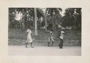 Snapshot Vintage Photo Candid Group Walking Barefoot Black Women Boy Palm Trees - Picture 1 of 8