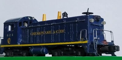 S01: 1952-54 POSTWAR LIONEL # 624 O GAUGE C&O DIESEL SWITCHER (RUNS & LIGHTS) - Image 1 of 4