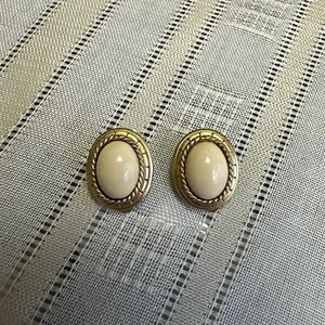 Vintage Oscar De La Renta Oval Cream Acrylic and Goldtone Post Earrings - Picture 1 of 6