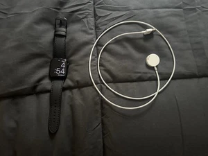 Apple Watch Series 7 45mm (GPS) - Dobry - Zawiera pasek na skórę jabłek premium - Zdjęcie 1 z 3