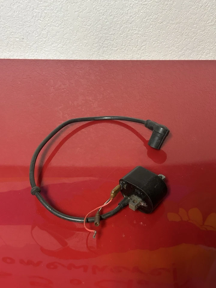 Original OEM 1986 KAWASAKI JS300 JS 300 BOBINA DE ENCENDIDO ENCENDEDOR BUJÍA CABLE Foto 1 de 4