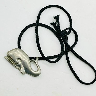 Collar colgante de ballena de peltre cazador en cordón negro Foto 1 de 4