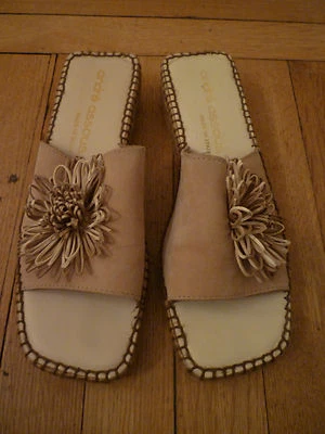 Mini alpargata de cuña ANDRE ASSOUS color nobuck tostado con pompón floral, 9M Foto 1 de 4