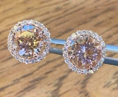 Aretes con halo de diamantes de morganita de corte redondo de 2,20 quilates acabado en oro rosa de 14 quilates Foto 1 de 4
