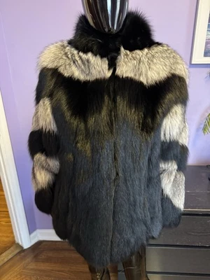 豪华黑色和银色狐狸毛皮女式外套一种 — 第 1/4 张图片