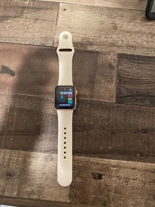 Used Apple Watch Series 2 38mm Rose Gold Aluminum Case with White Sport Band - Photo 1 sur 4