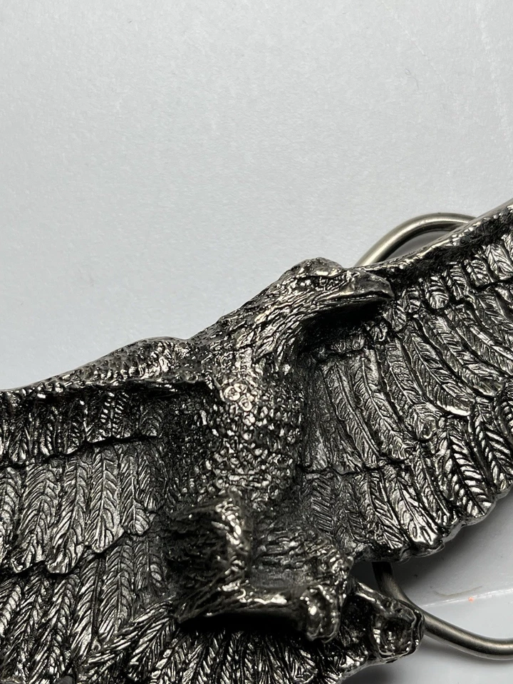 Hebilla de cinturón vintage Flying Eagle Bird 5-1/2” 1981 peltre tono plata América Foto 1 de 4