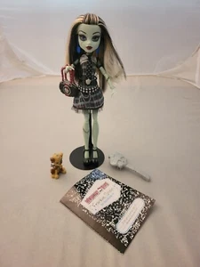 Monster High First Wave FRANKIE STEIN with Stand & Accessories - Picture 1 of 14