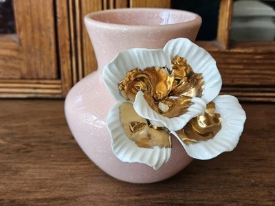 Florero Anthropologie Rosa Rubor con Pensamiento Blanco Dorado Aplicado Foto 1 de 4