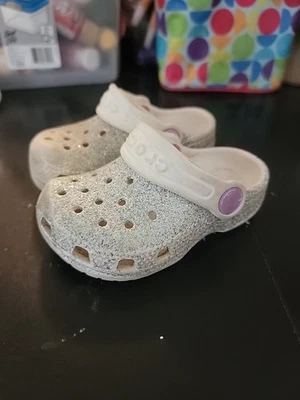 Bebê Infantil Meninas tamanho 5 ~ Glitter Místico Branco Brilhante Clássico CROCS - Imagem 1 de 4