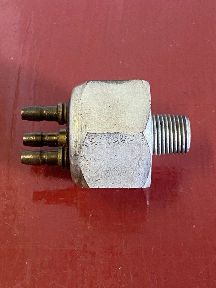 1955 1956 PACKARD 3- TERMINAL HYDRAULIC STOP BRAKE LIGHT SWITCH - Imagem 1 de 4