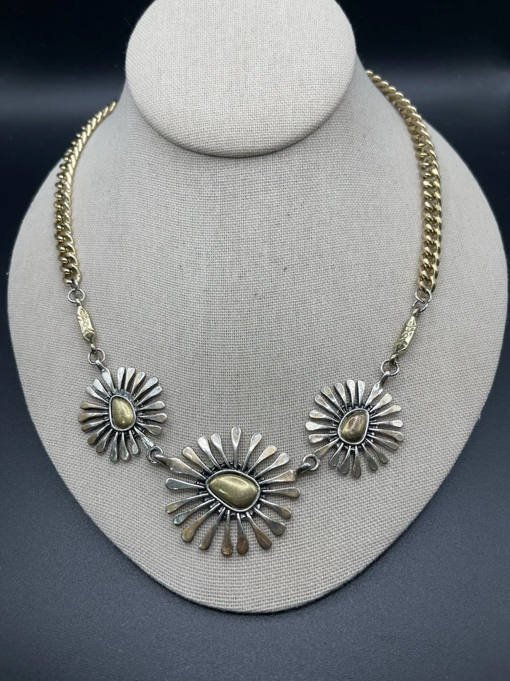 Collar rediseñado estación de flores abstractas tono plata marca Lucky regalo para ella Foto 1 de 4