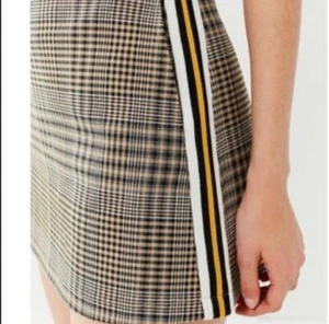 Minifalda deportiva de piel a cuadros talla grande gris amarillo Urban Outfitters nueva con etiquetas - Imagen 1 de 13