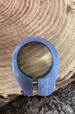 Titanio 31,8 mm: abrazadera de tija de sillín para cuadro de bicicleta ~ arte personalizado de Ti. Casso anodizado Foto 1 de 4