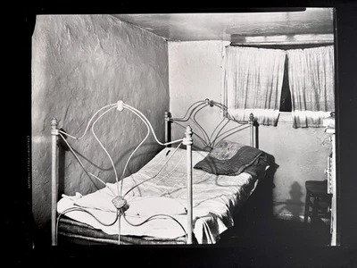 WALKER EVANS Gelatina Plateada Original "Boarding House Dormitorio, John Cheever" 1933 Foto 1 de 4