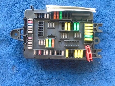 BMW F30 335i XDrive 2012-2015 AWD 3,0 L V6 gasolina caja de fusibles trasera módulo de relé OEM Foto 1 de 3