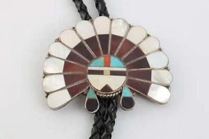 Cravatta Bolo 44" Navajo Argento 925 Zuni Sole Faccia In Pelle Copricapo (39,57g.) - Foto 1 di 4