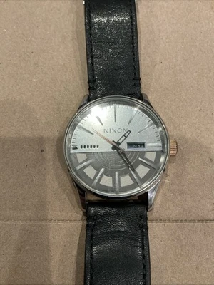 Reloj Nixon Star Wars Sentry Captain Phasma plateado a mi mando, necesita nueva batalla Foto 1 de 4