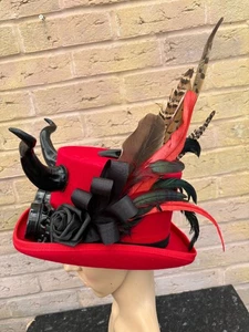 UNISEX Rojo Steampunk Gótico Sombrero Plumas Gafas Cuernos Calavera Lana 61cm (12) - Imagen 1 de 8
