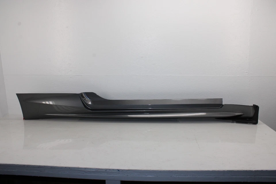 Оригинальный молдинг для правой качающейся панели 2017-2022 Infiniti Q60 768525CA0H NH1 - Изображение 1 из 4