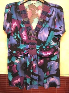 Beaded short sleeve v-neck top with big blue and purple flowers - size 16 - Picture 1 of 12