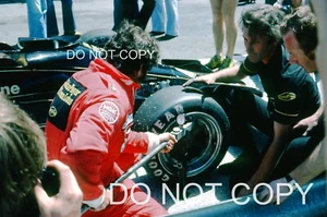 MARIO ANDRETTI PITS LOTUS 78 FRANZÖSISCH GP 1977 35 MM DIA FOTO DIJON RESERVAIS - Bild 1 von 2