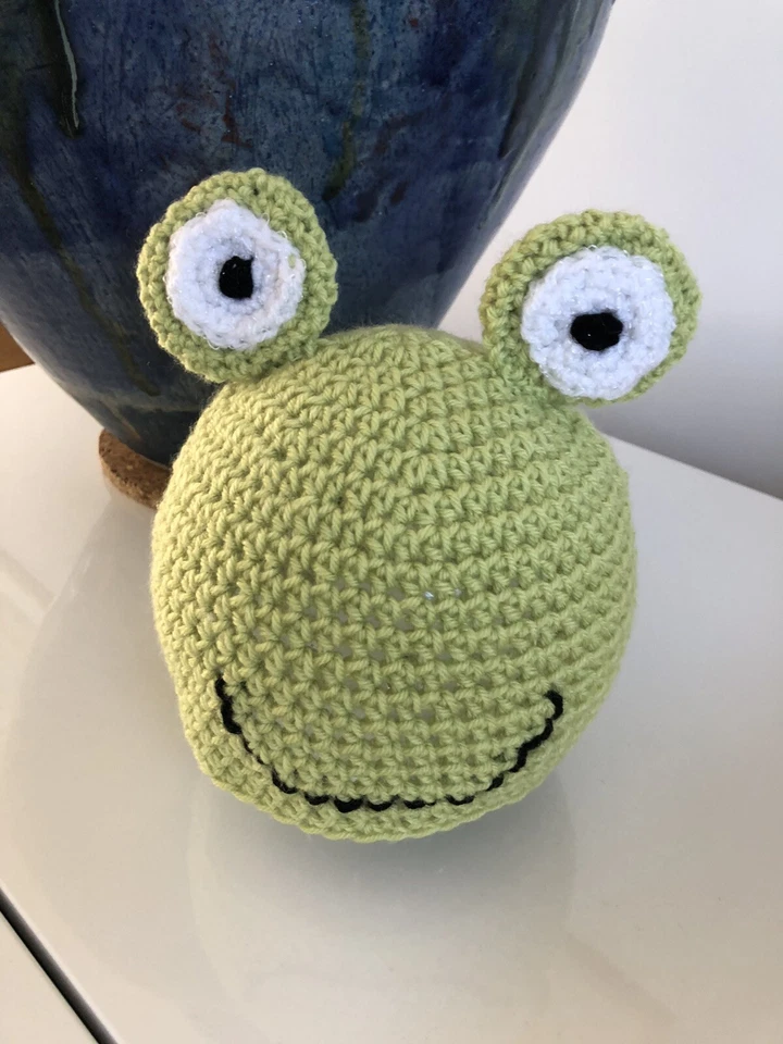 Gorro de rana verde ganchillo hecho a mano. 3 - 18 meses niño o niña Foto 1 de 4