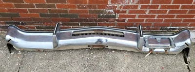 Parachoques delantero usado OEM con protectores de rejilla y almohadillas Lincoln Town Car 1974-1979 (B294) Foto 1 de 4