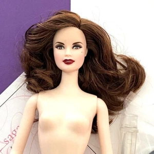 Muñeca Esme Cullen de la Saga Crepúsculo, Barbie Pink Label Coleccionista 2012 con soporte y certificado de autenticidad - Imagen 1 de 12