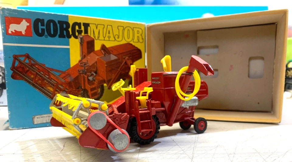 CORGI.1111.FARM.MASSEY FERGUSON 780 COMBINE HARVESTER. SPARE BELTS.ALL WORKING. - Image 1 of 4