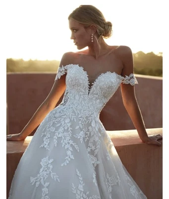 Pronovias Elysees wedding dress size 6 pre owned, good condition, a year old Foto 1 de 4