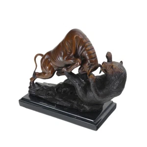 Bronze Figur ein Stier und ein Bär kämpfend Skulptur L: 31 cm -11658- - Picture 1 of 4
