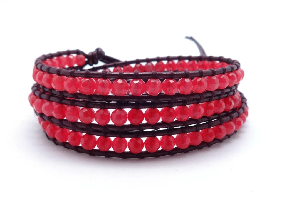 Pulsera envolvente ajustable de cuero borgoña con cuentas de cuarzo teñido rosa CHAN LUU Foto 1 de 3