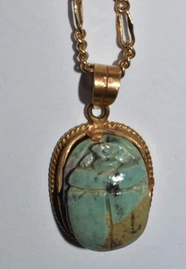 Antiguo colgante con dije de escarabajo de loza azul oro 14k renacimiento egipcio con cadena GF  - Imagen 1 de 8