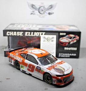 2019 Chase Elliott Hooters 1/24 Action NASCAR Diecast Autographed - Picture 1 of 2
