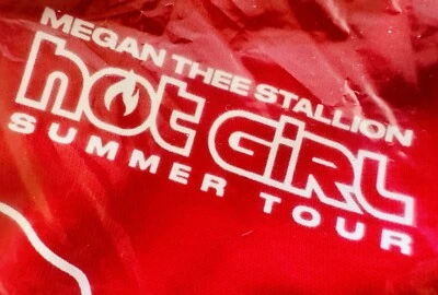 Nuevo con etiquetas Pantalones Cortos Oficiales Megan Thee Stallion Para Mujer Medianos Rojos Calientes Niña Tour de Verano Foto 1 de 4