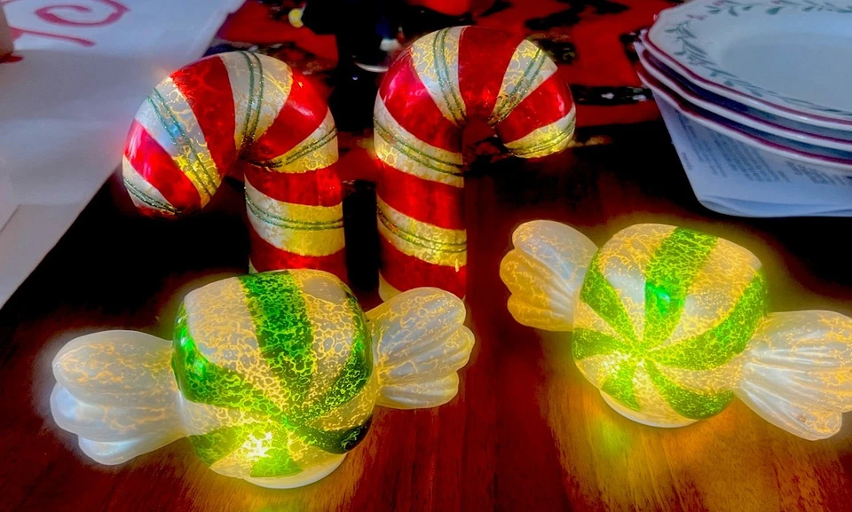 2 bastones de caramelo iluminados envueltos en verde y 2 bastones de vidrio de mercurio Valerie Parr Hill Foto 1 de 1