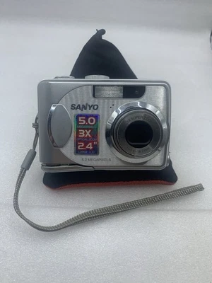 Sanyo VPC 503 5.0MP Digital Camera 2.4 '' Monitor Broken Battery Latch B1 - Image 1 of 4