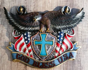 Banderas patrióticas águila calva en cruz cresta Dios bendiga EE. UU. placa de pared escultura - Imagen 1 de 9